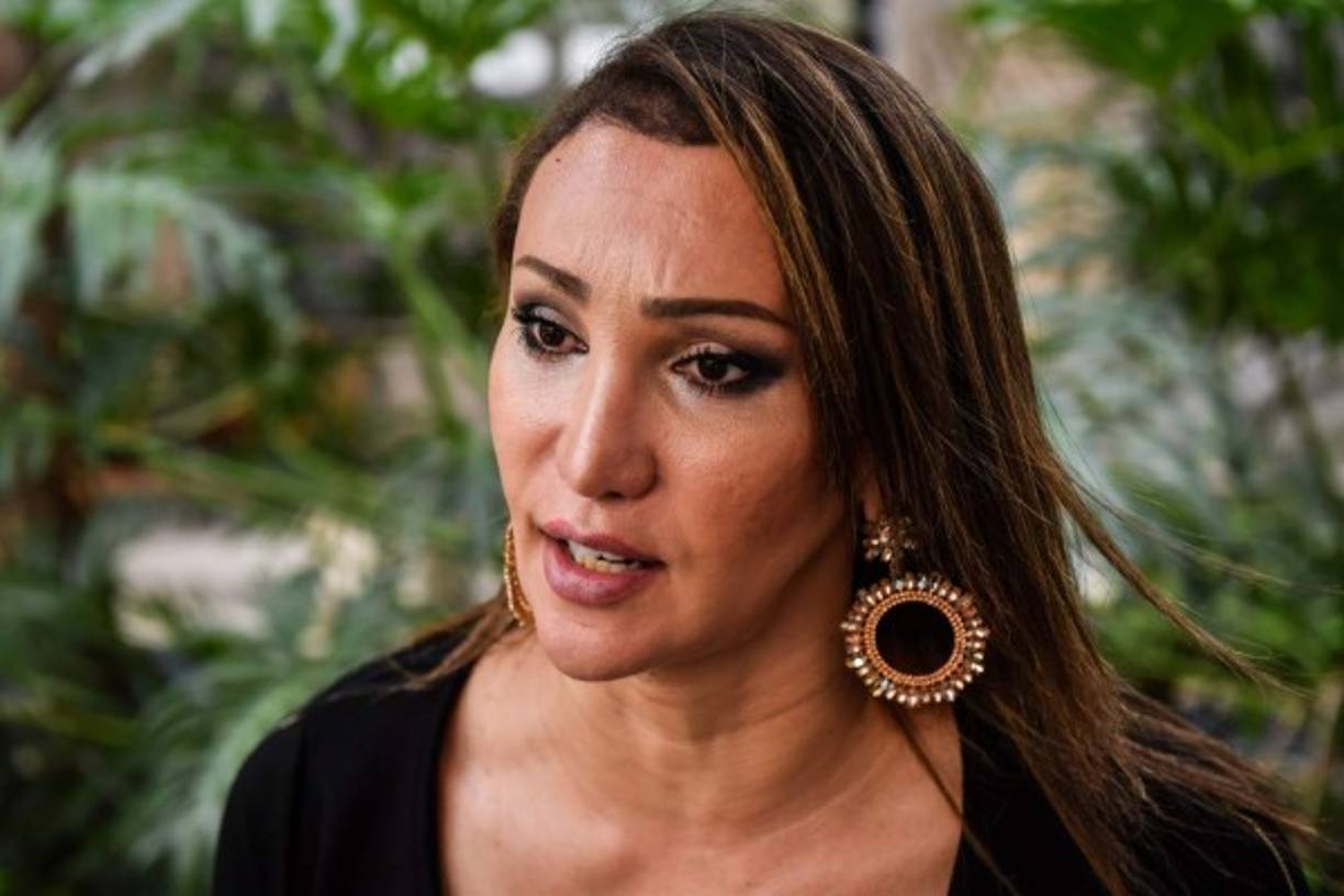 'Quería hacer mi transición cuando tenía 12 o 13 años porque desde niña ya sabía que era mujer. Pero hay mucha falta de información, de hospitales, de orientación... Por eso, muchas acaban por no soportar la presión de esta sociedad que oprime tanto y se suicidan', añade bajando la voz.