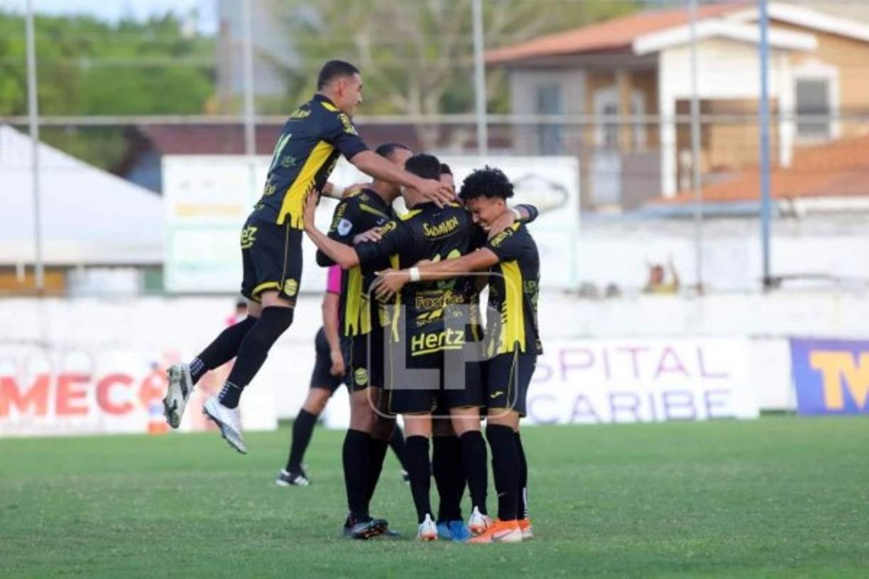 Alejandro Reyes fue felicitado por sus compañeros tras hacer el 0-2.