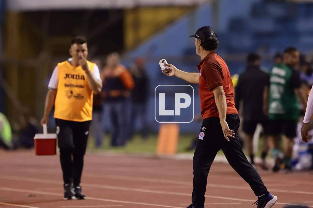 A Pedro Troglio le tiraron una lata de cerveza desde las gradas y se la mostró al cuarto árbitro.