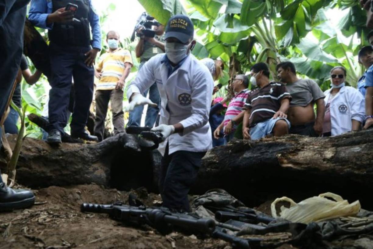 Cuatro potentes armas, entre mini Uzi y fusiles Ak-47, con sus cargados fueron encontradas en el cementerio clandestino donde este martes exhumaban varios cadáveres en el sector de La Acequia, Santa Bárbara.