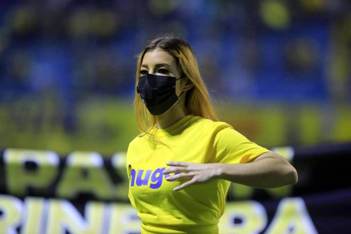 Una de las chicas que formó parte de un grupo de baile que realizó un show en el medio tiempo del partido.