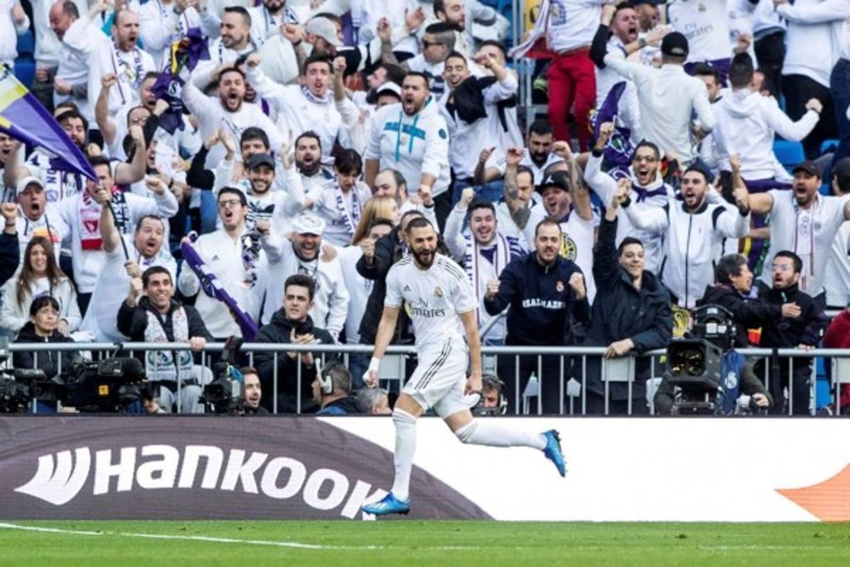 Unidos. Benzema y la afición del Real Madrid celebrando el gol del francés.