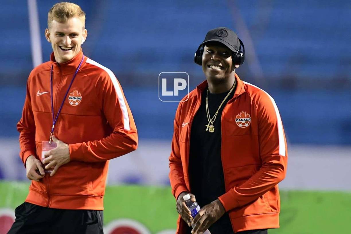 Así de sonriente llegó Alphonso Davies al estadio Olímpico horas antes del partido. No sabía lo que le esperaba.