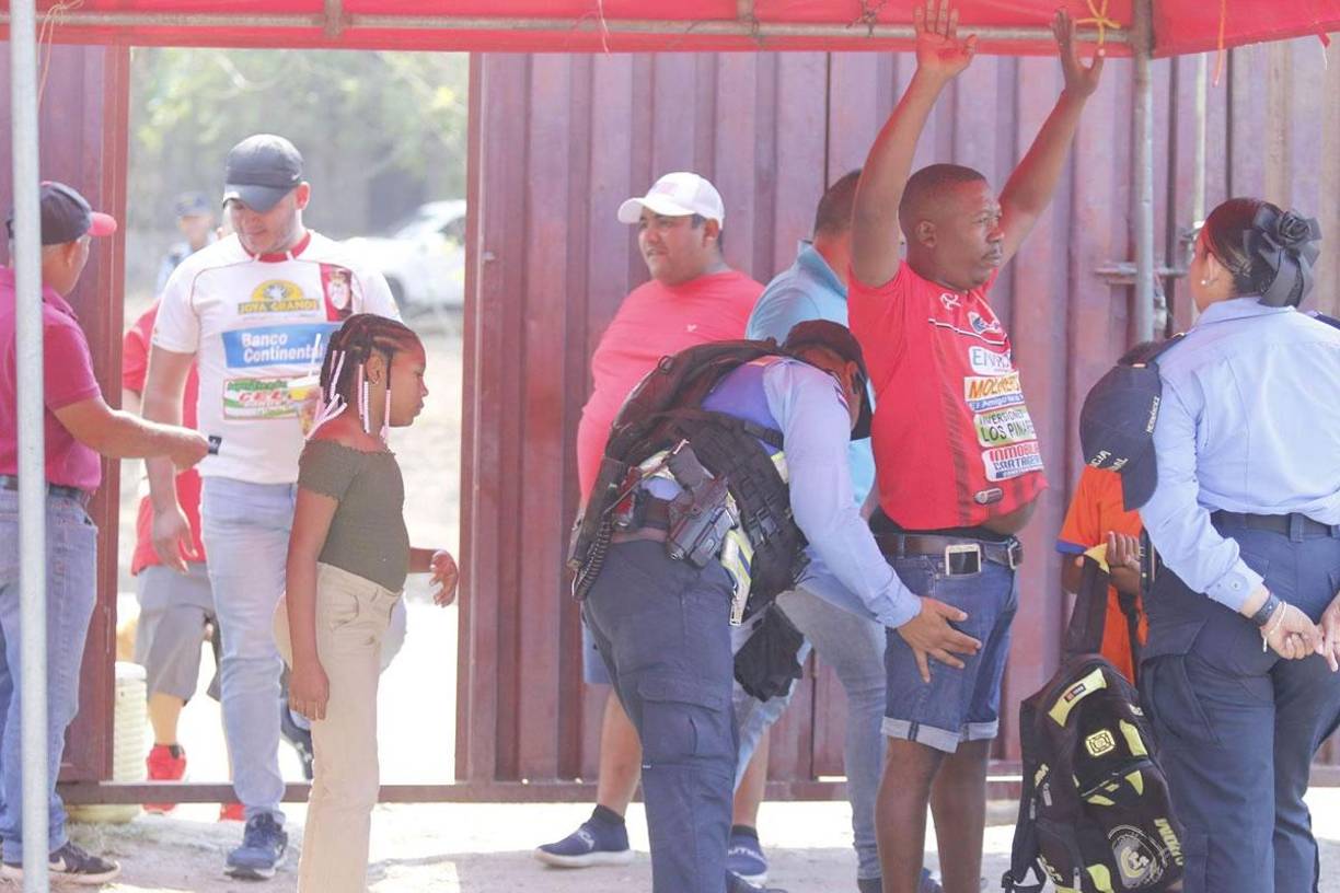 La seguridad realizando su trabajo en la entrada al estadio Francisco Martínez Durón.