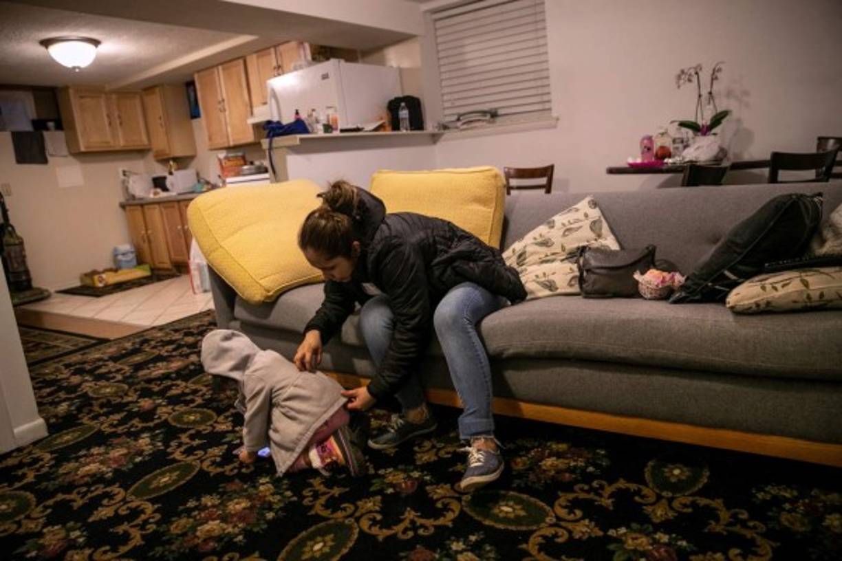 Sandra Sanchez ajusta el abrigo de su hija Yanela Sánchez. AFP