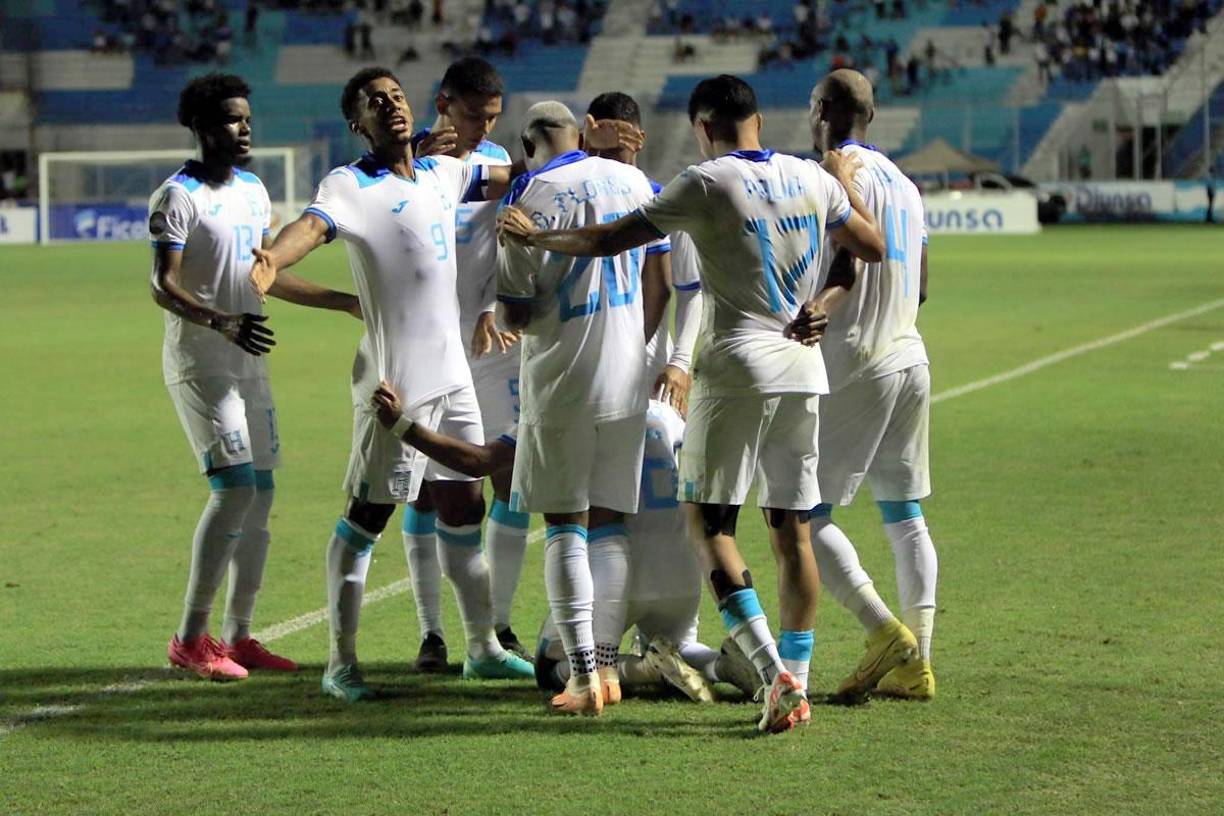 Los jugadores de la Selección de Honduras festejando el golazo de chilena de Edwin Rodríguez.