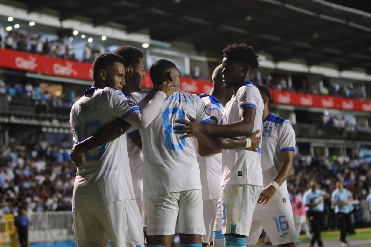 Los jugadores de la Selección de Honduras celebrando el gol del ‘Choco’ Lozano.
