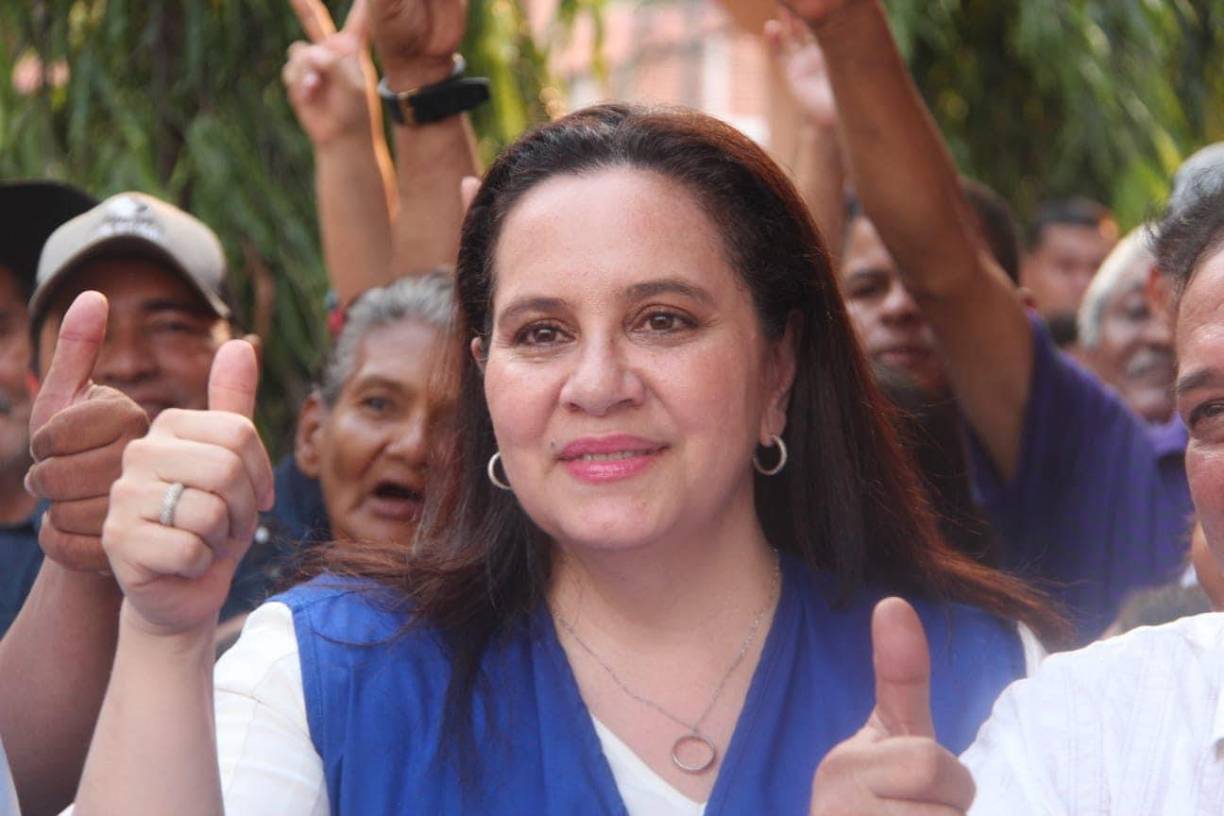 Tras la extradición de su esposo Juan Orlando Hernández condenado en una corte de Nueva York por delitos de narcotráfico, Ana García tomó un papel relevante en la política hondureña, convirtiéndose en la precandidata presidencial del movimiento Avanza.