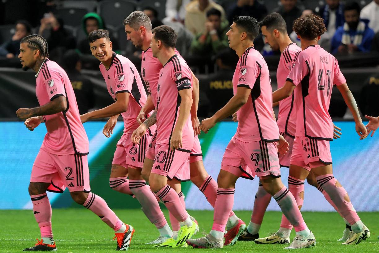 Luis Suárez también se sumó a la fiesta y acompañó a David Ruiz en su festejo. El catracho anotó el 3-3 del Inter Miami ante el Al Hilal. 