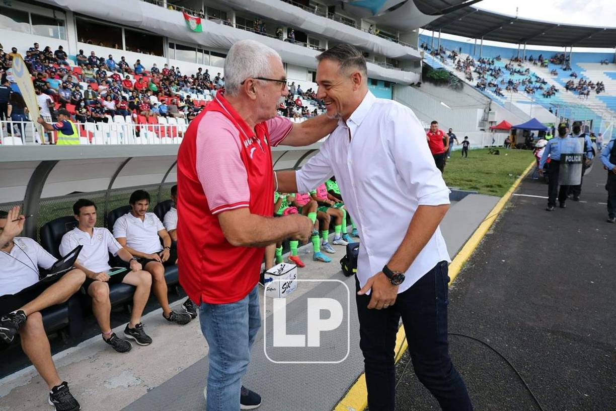 En la capital, Hernán “La Tota” Medina y Manuel Keosseián también se saludaron amigablemente.