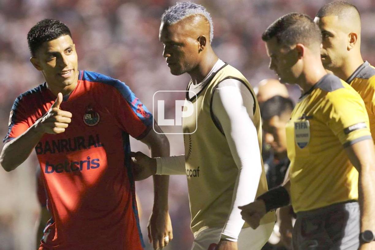 Los jugadores nicaragüenses no estaban conformes con la actuación del árbitro estadounidense Rubiel Vázquez.