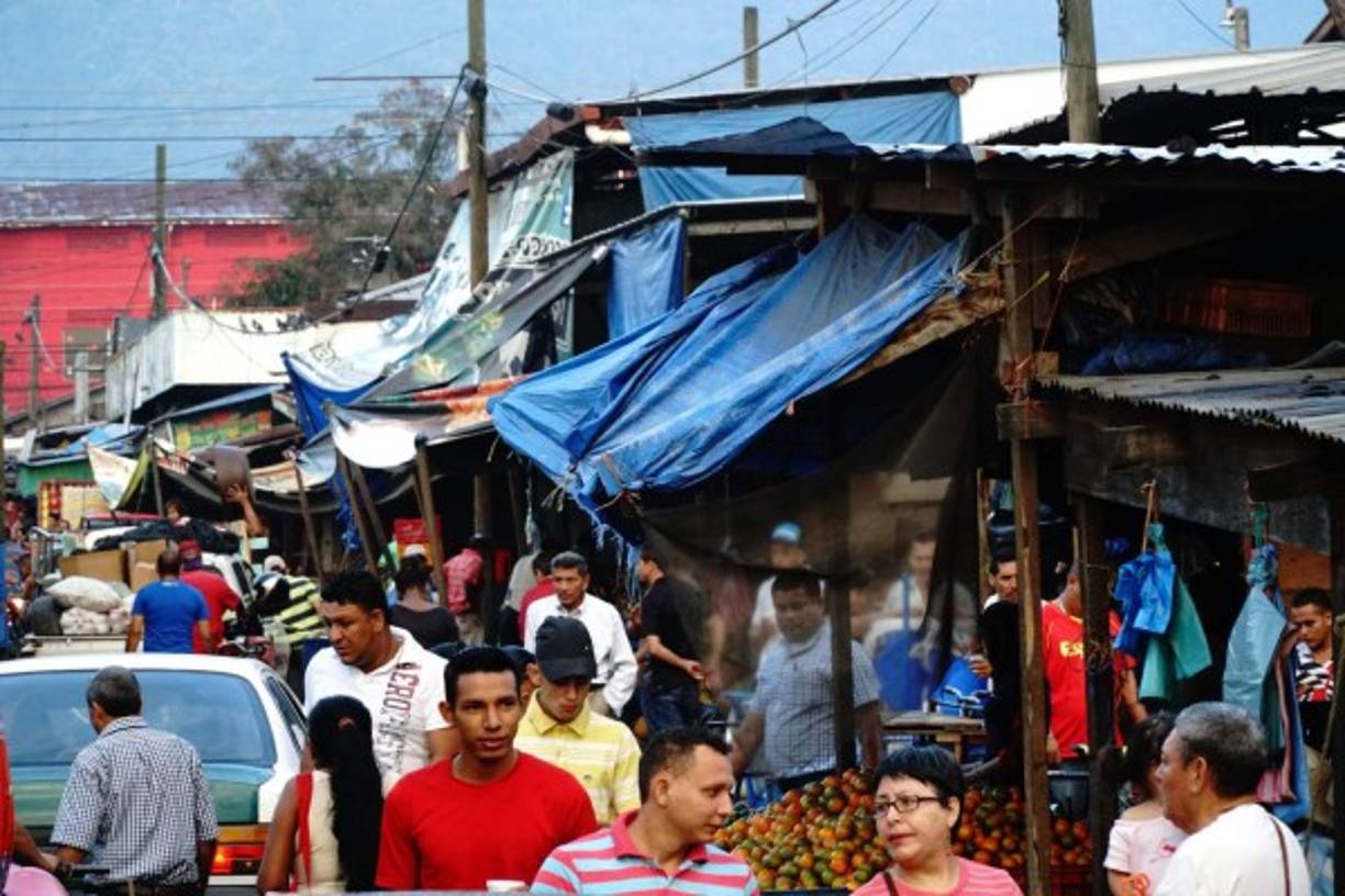 Según el comerciante Rafael Hernández, pagan impuestos y servicios y ni siquiera pasa el carro de recolección.