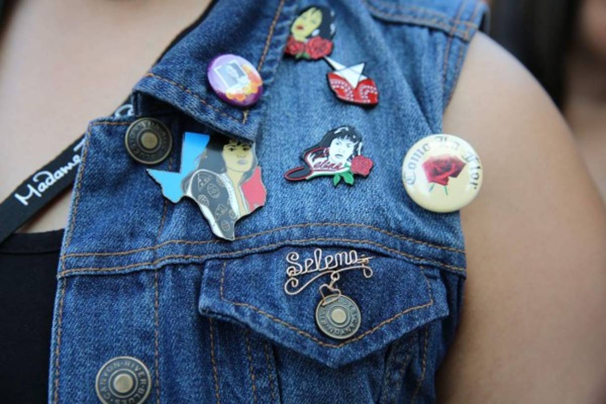 Fans de Selena Quintanilla lucen con orgullo estos prendedores con fotos de la artista.