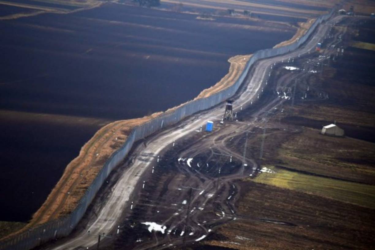 <br/><br/>En Hungría un muro separa a ese país de Serbia. Las fuerzas de seguridad húngaras trabajan a todo vapor para aumentar la altitud de la muralla tras la crisis de refugiados que huyen de la guerra en Siria.