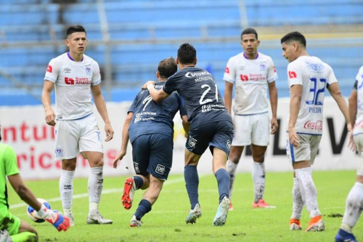 Goleadores. Gonzalo Klusener corre a celebrar junto a Roberto Moreira tras marcar el gol del triunfo motagüense.