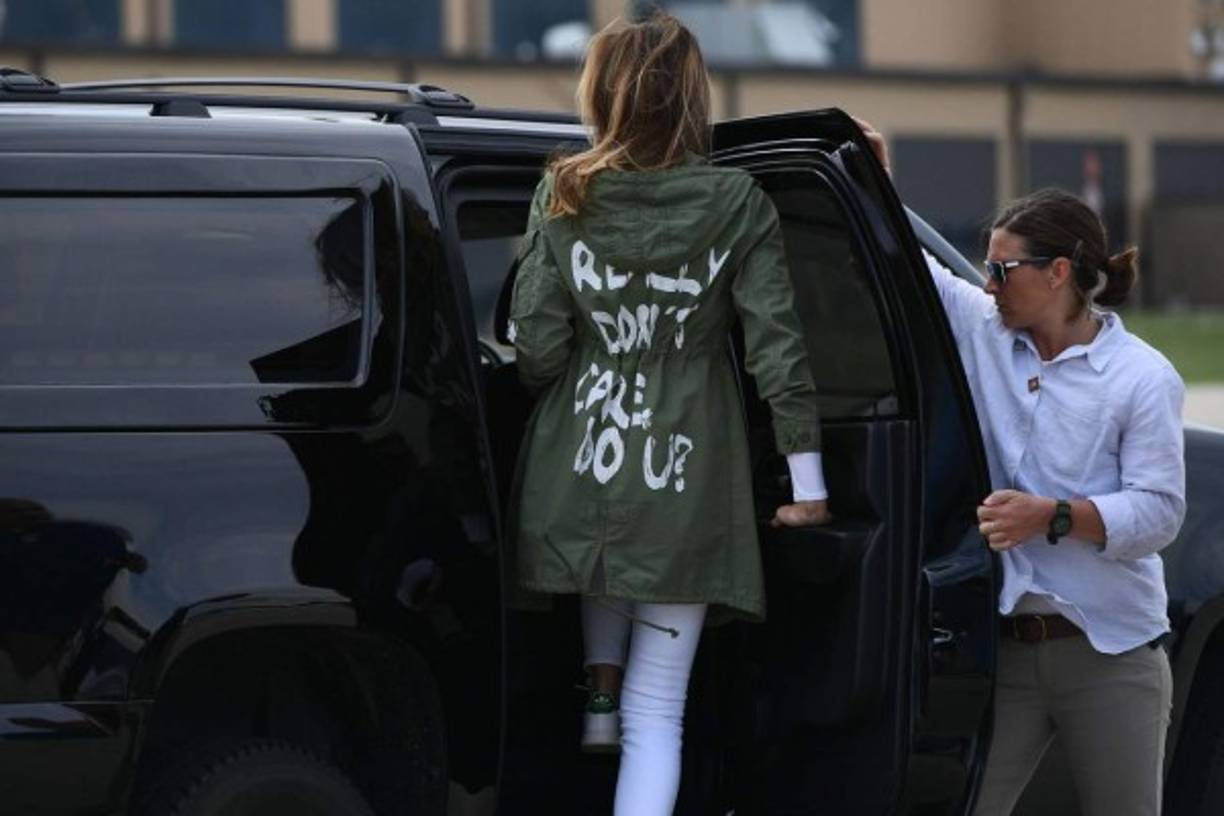 Acostumbrada a hablar a través de sus atuendos, Melania sembró la polémica al visitar un albergue de niños migrantes en Texas con una chaqueta en la que se leía la leyenda 'realmente no me importa, ¿y a ti?'.<br/><br/>El presidente estadounidense salió a la defensa de su esposa afirmando que el mensaje era para la prensa que la critica constantemente.