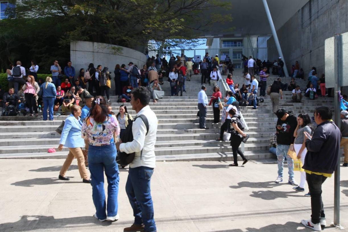 “Es un aumento que afecta a la población en general, no sólo a los empleados del CCG, ahora usted pagará 29.00 lempiras por cada hora de estacionamiento”, dice uno de los carteles que han colocado en los de los portones de acceso. 