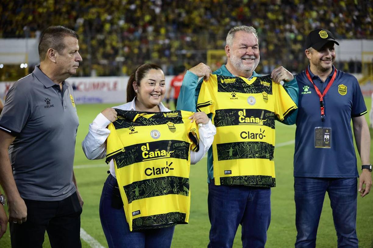 El alcalde de San Pedro Sula, Roberto Contreras, realizó el saque de honor por la reapertura del estadio Morazán y recibió una camiseta de regalo por parte de Elías Burbara, presidente del Real España.