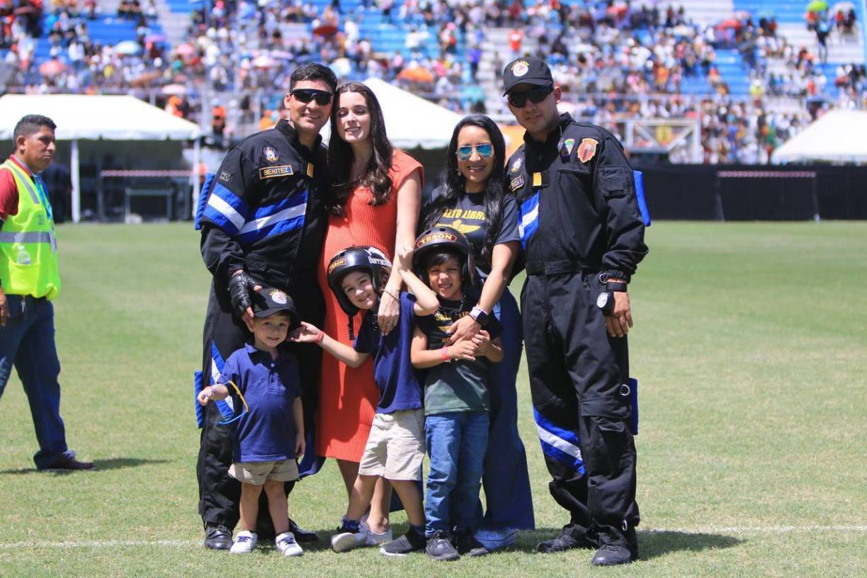 A otros de los Tesones se les vio posar en familia y en hermandad. 