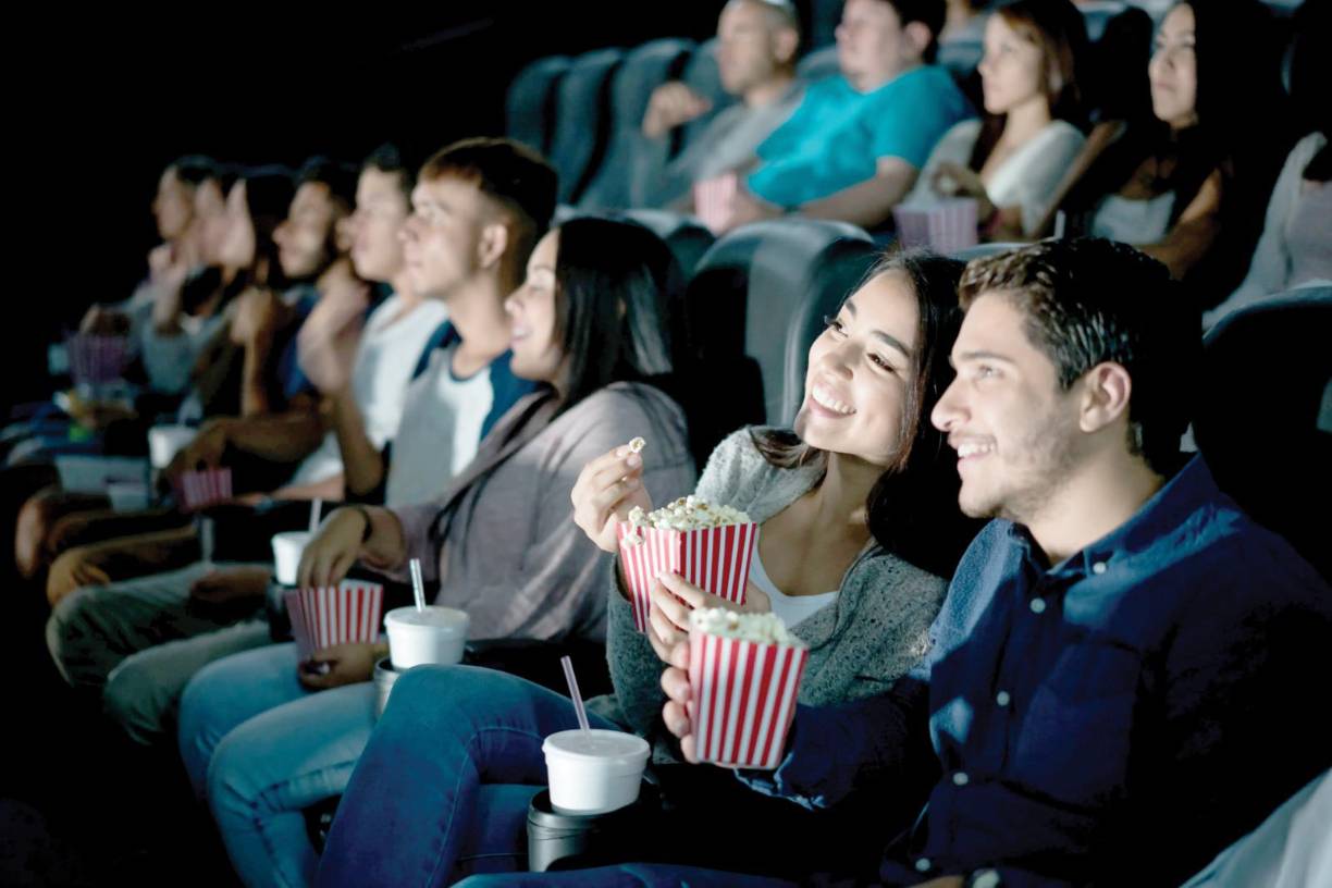 10. Disfrute: Asista a los espectáculos - “No subestime el poder del teatro y el cine para hacerle reír y vivir. Cuando interioriza, y reconoce como si fueran propias, las historias que ve en la pantalla o en un escenario, la vida adquiere entonces múltiples dimensiones, facetas, enfoques y maneras de vivirla y de verla”, concluye Imma. Esto no solo permite transportar al espectador a otro mundo, hacer que se olvide de los problemas durante la función, llevarle a estados emocionales que abarcan de la risa a la emotividad; normalmente en un espectáculo de su agrado libera dopamina, la preciada hormona de la felicidad y del placer que viene de maravilla a nuestro estado de ánimo. 