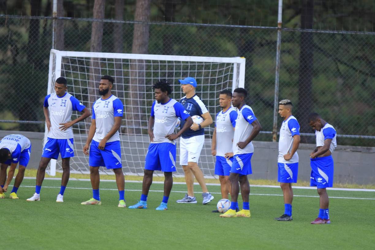 De esta convocatoria atendieron al llamado 23 de los 25 jugadores citados, pues el portero Edrick Menjívar no asistió debido a situaciones familiares y el delantero Clayvin Zúniga fue baja tras lesionarse en el juego Marathón-Victoria del domingo.