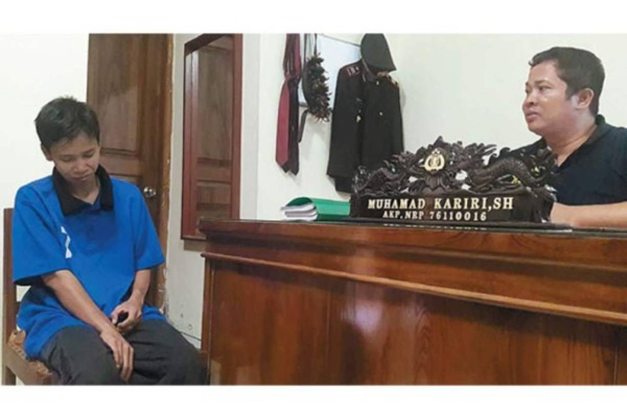 <br/><br/>Descubre que su 'marido' era una mujer. Una indonesia descubrió que su 'marido', con el que se casó hace unos meses, era en realidad una mujer, indicó el viernes la policía de este país, que arrestó a esta última por presunta falsificación de identidad. Suwarti, el supuesto 'marido' de 40 años, se casó el año pasado con Heniyati, 15 años menor que él, haciéndose pasar por un hombre, en la isla de Java. El 'esposo' habría incluso pedido a personas que se hicieran pasar por su familia para la boda, precisó un responsable de la policía local, Muhammad Kariri. Cuando la pareja se conoció, Suwarti dijo que se llamaba Muhammad Efendi Saputra y que era policía. Tras un idilio de unos meses, se casaron en octubre en el distrito de Boyolali.