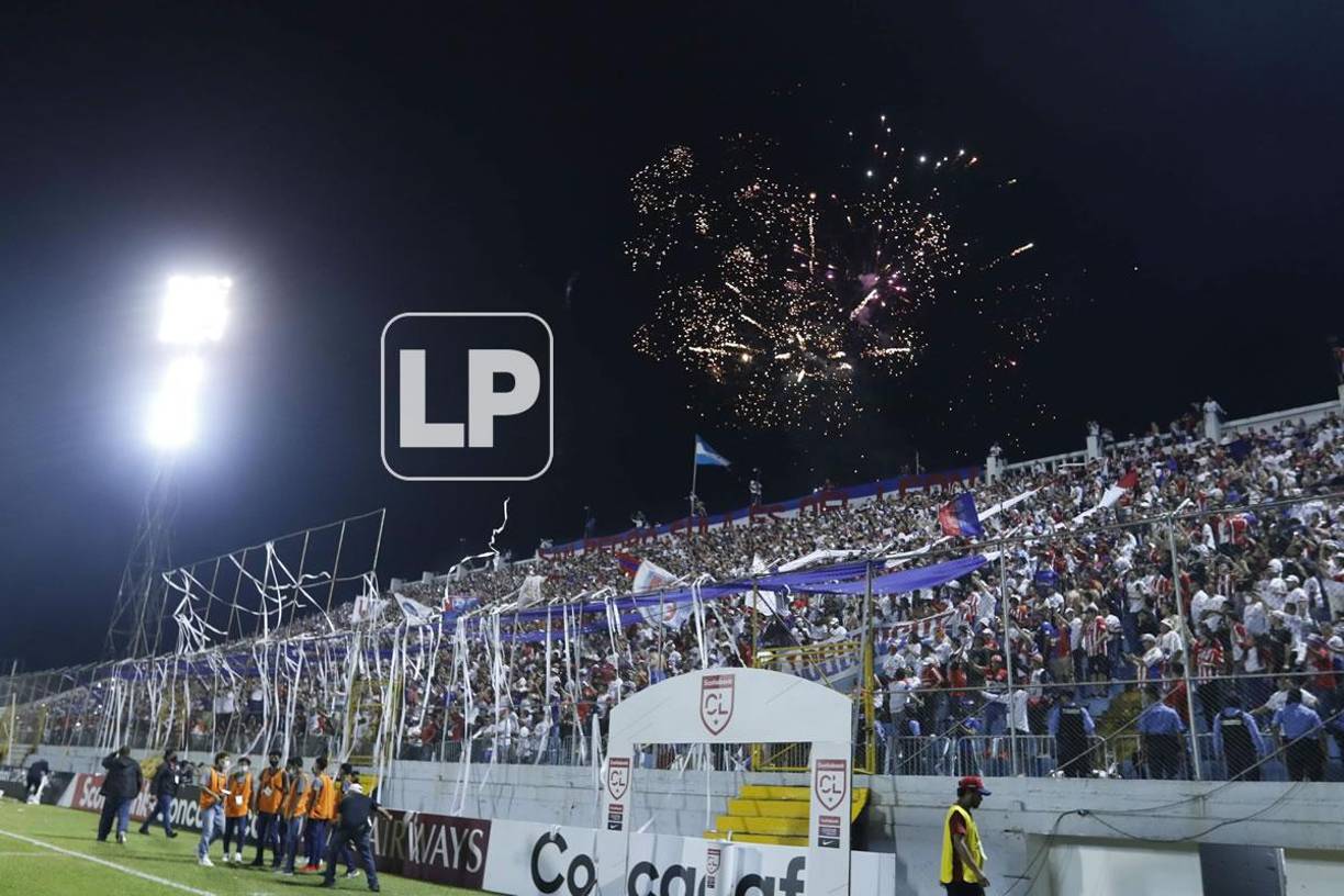 Una gran fiesta se vivió en el estadio Morazán con el partido del Olimpia. Lanzaron fuegos artificiales.