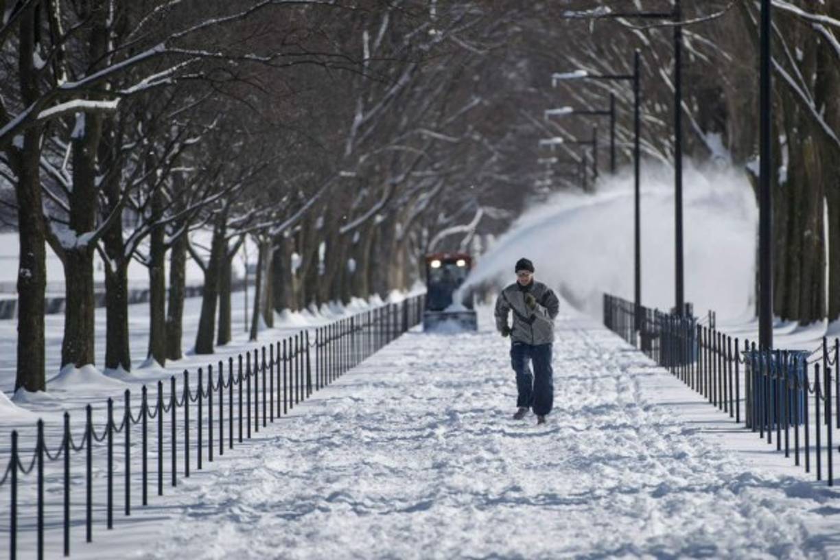 Gran parte del este de Estados Unidos se encontraba el martes paralizado a causa de una fuerte tormenta de nieve y temperaturas polares que forzaron el cierre de las agencias federales en Washington, a la espera de un nuevo frente polar.