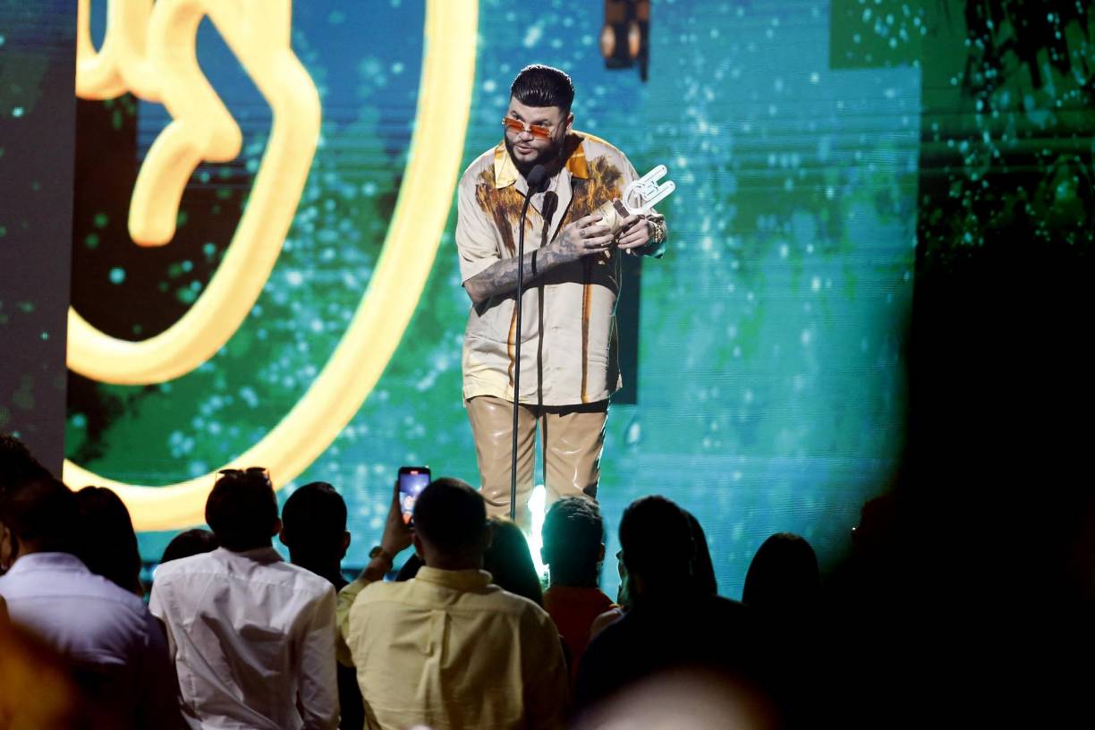 Farruko ganó el galardón a Top Canción Cristiana por “Gracias Remix”, junto a Pedro Capó, y recibió el Premio Dedicatoria. Tras ganar el primer premio, se arrodilló en la tarima y aseguró que es el “más especial” de su carrera debido a su reciente conversión espiritual.