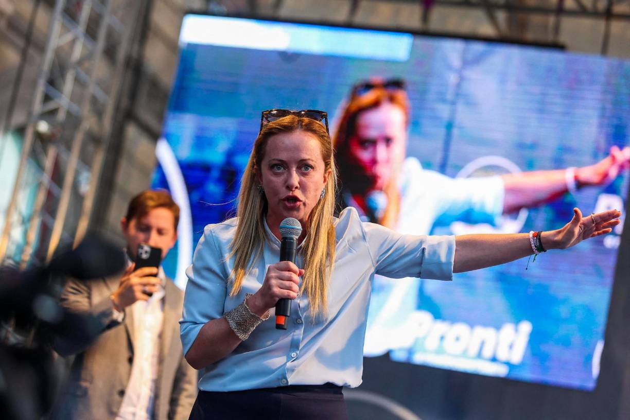 Admiradora durante su juventud de Benito Mussolini, Meloni, de 45 años, conocida por su lenguaje directo y eficaz desde sus años de líder estudiantil en Roma, es la primera mujer en la historia de Italia que llega a la jefatura de gobierno.