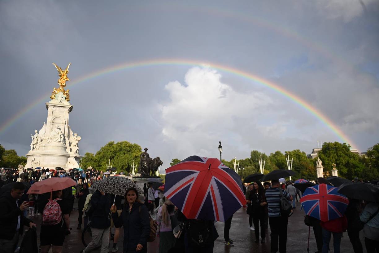 Fuera del castillo, diluviaba. También caía un aguacero en la capital, que solo se interrumpió a la misma hora en que se informaba del deceso para dar paso a un fugaz arco iris sobre el castillo de Windsor, su favorito.