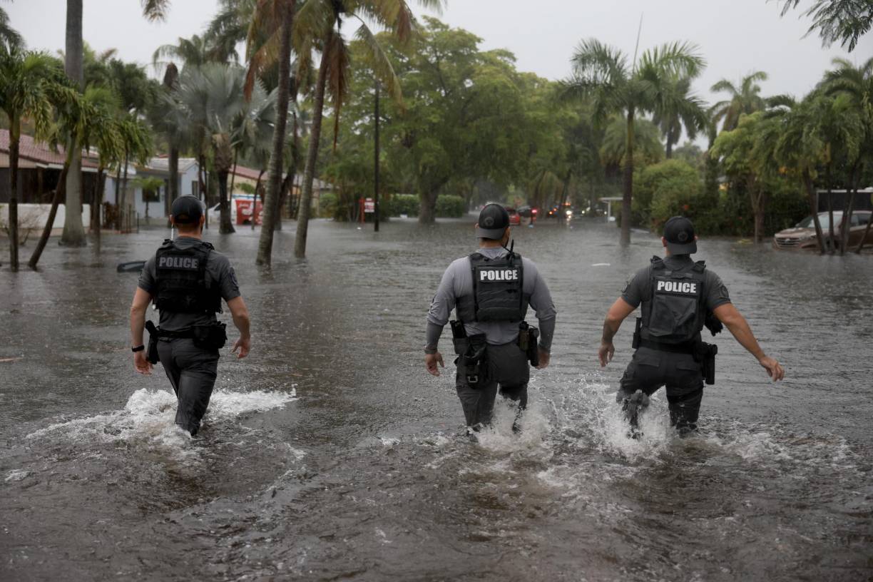 Miembros de la policía buscaban a personas que necesitaban ayuda para ser evacuadas.