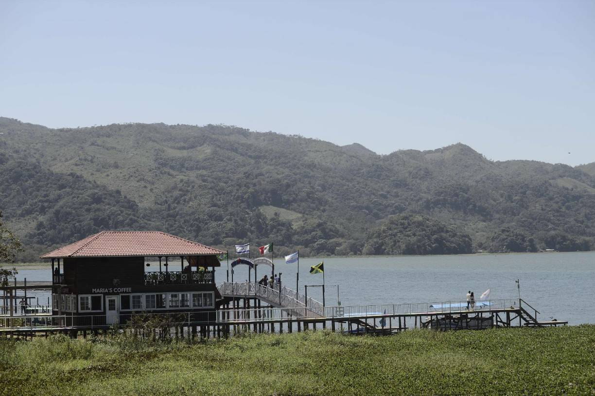 Comienzan a desmantelar muelles a la orilla del Lago de Yojoa