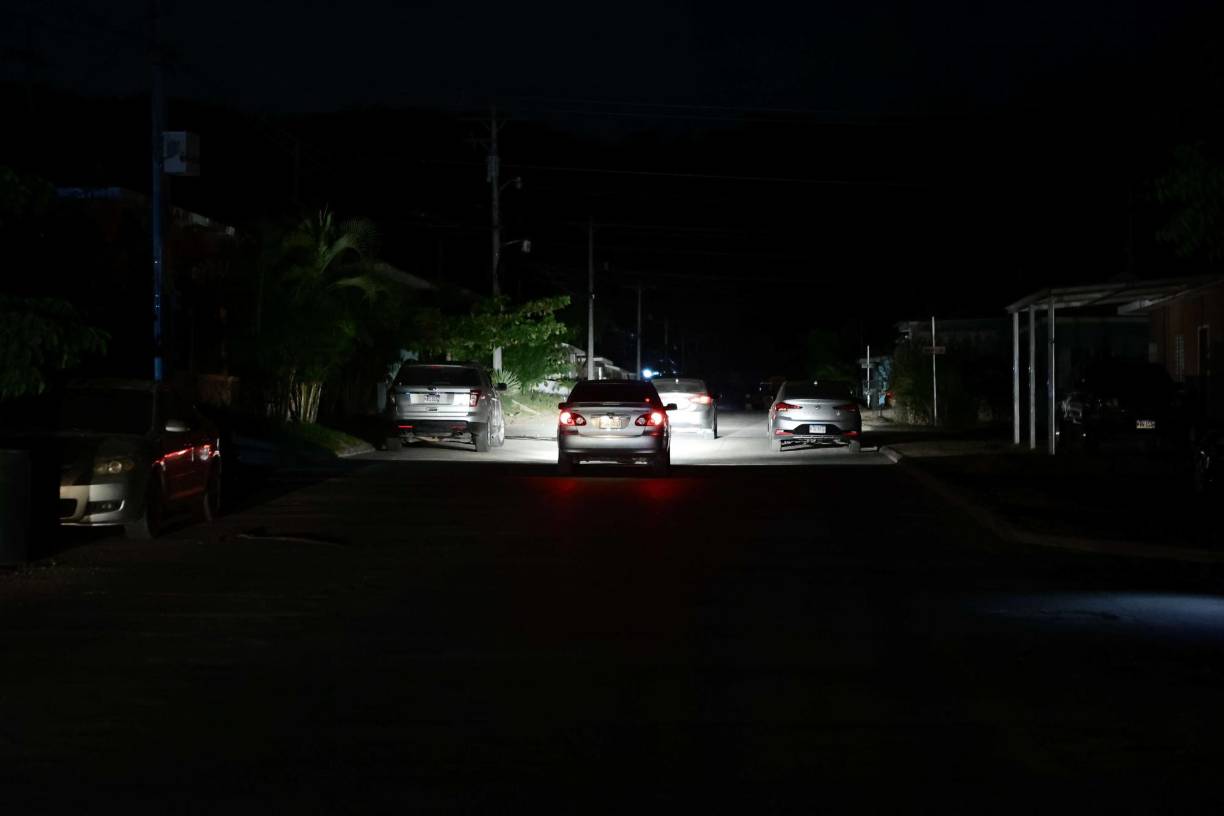 “Estamos yendo desvelados al trabajo, hay enfermos, estamos molestos y todo se nos ha arruinado en la casa. Como sector ya hemos reclamado mucho y lo hemos hecho pacíficamente, pero si no se toman medidas habrá otras acciones”, advierte tajantemente un vecino de la residencial Bosques de Jucutuma, mientras en el fondo se escuchan los gritos de apoyo de líderes locales y curiosos que llegaron a mirar el lente de LA PRENSA Premium.