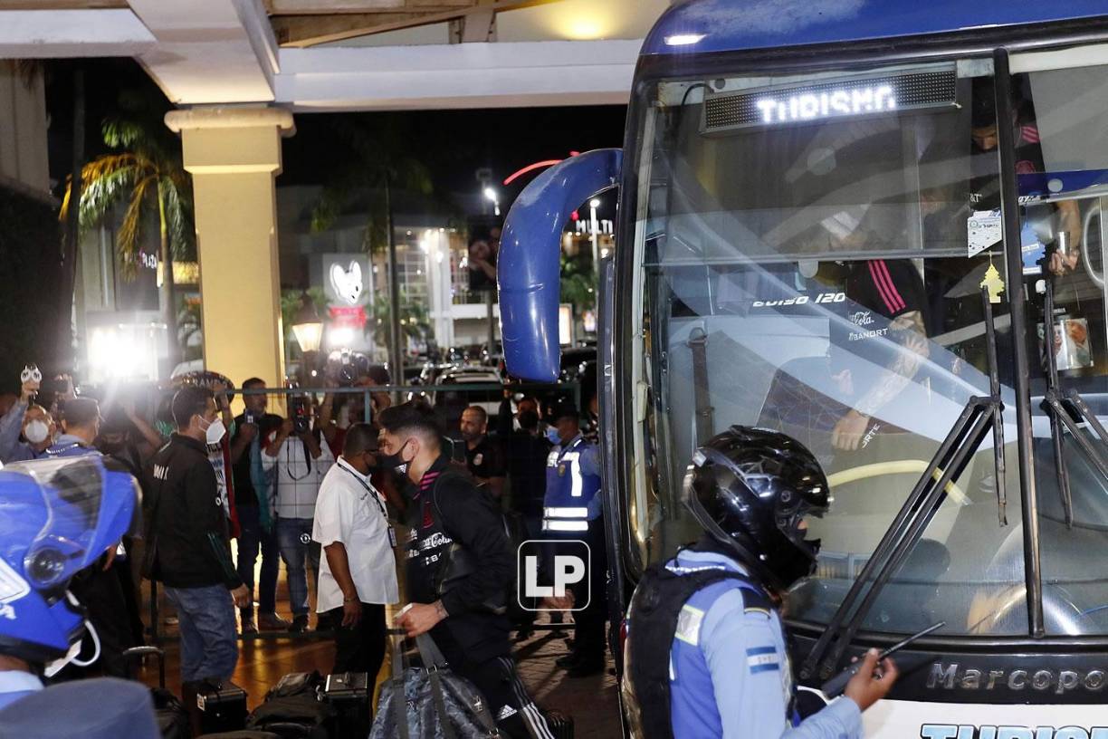 A pesar que será un partido a puerta cerrada, aficionados mexicanos dieron la bienvenida al Tri en San Pedro Sula.