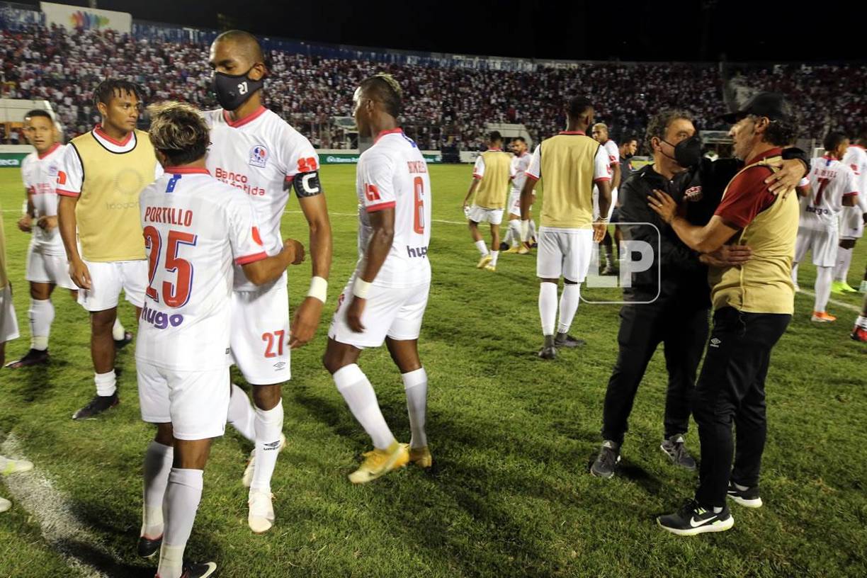 El entrenador del Vida, Fernando Mira, buscó a Pedro Troglio al final del partido para felicitarlo por el triunfo.