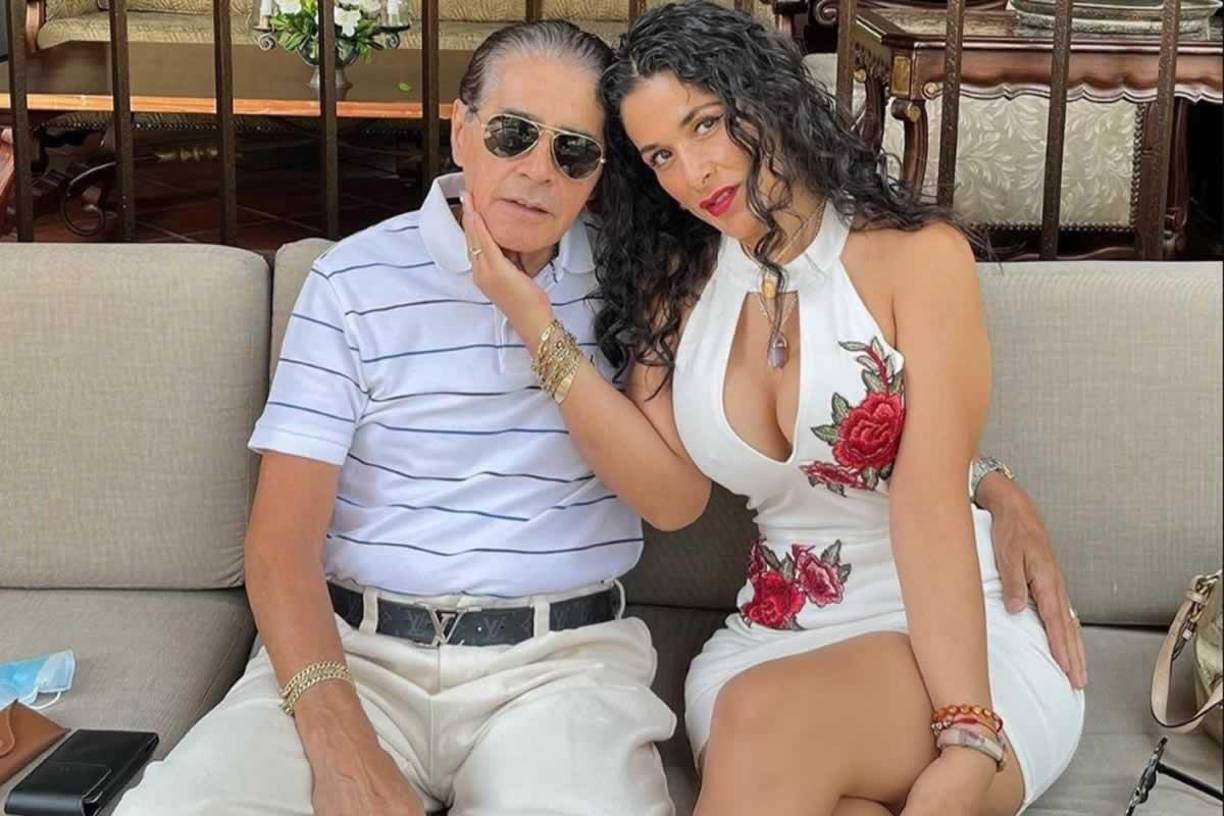 Eduardo ‘Lalo’ Trelles, exanalista deportivo de Televisa, sorprendió a la comunidad de redes sociales al promocionar el contenido erótico de su esposa, Lorena Cid, en la plataforma de contenido para adultos OnlyFans.