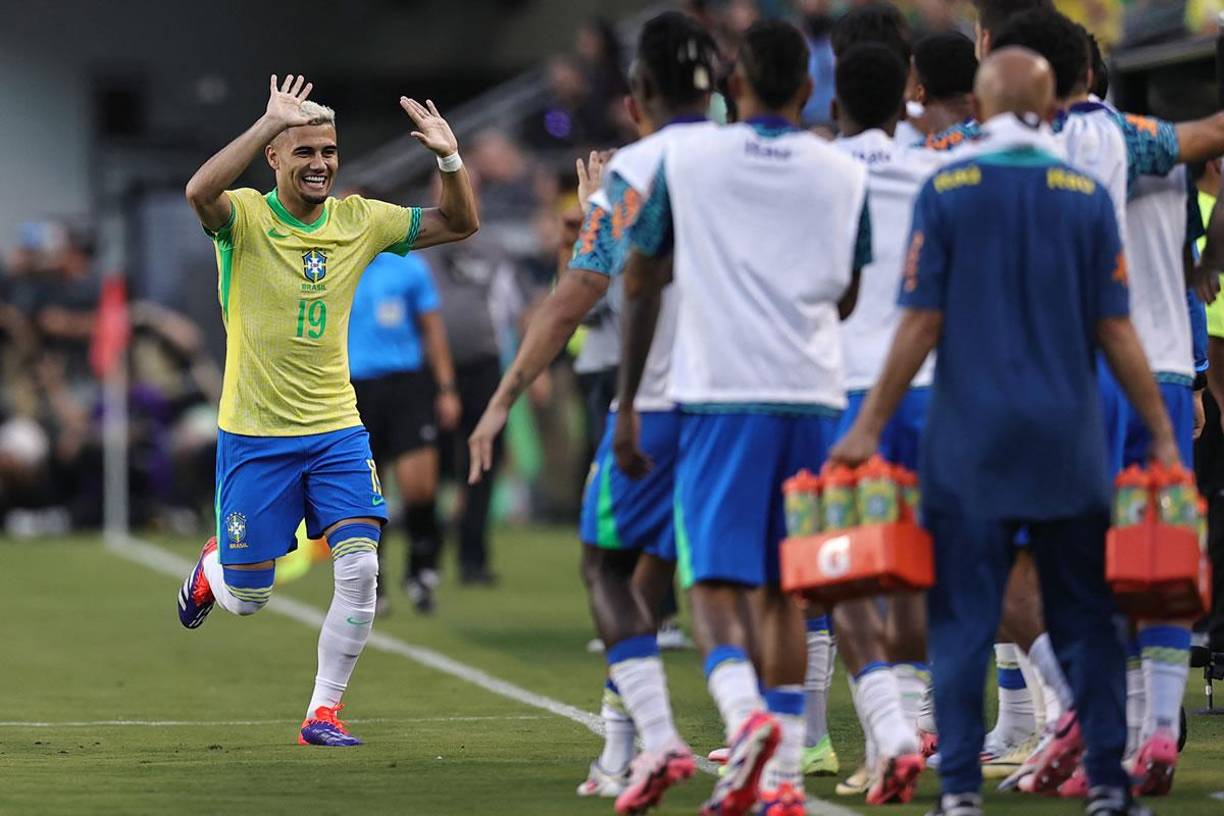 Andreas Pereira abrió el marcador para Brasil y lo fue a celebrar con los jugadores del banquillo.