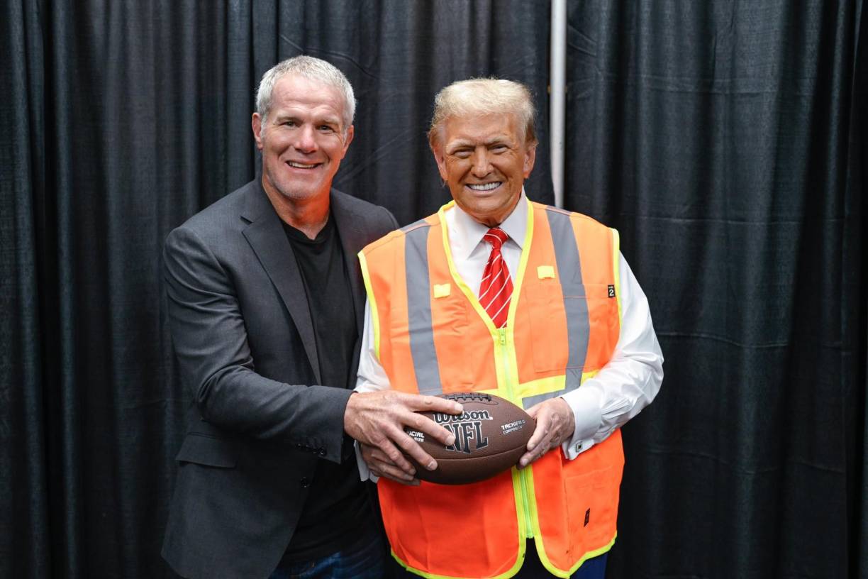 El candidato demócrata añadió que aceptó ponerse el chaleco porque le dijeron que le hacía parecer más delgado: “Puede que no me vuelva a poner chaqueta nunca”, bromeó subrayando que se habían divertido “un poco con un tema muy serio”. ”Ningún trabajo es demasiado sucio para los verdaderos estadounidenses”, insistió en un correo electrónico de su campaña.