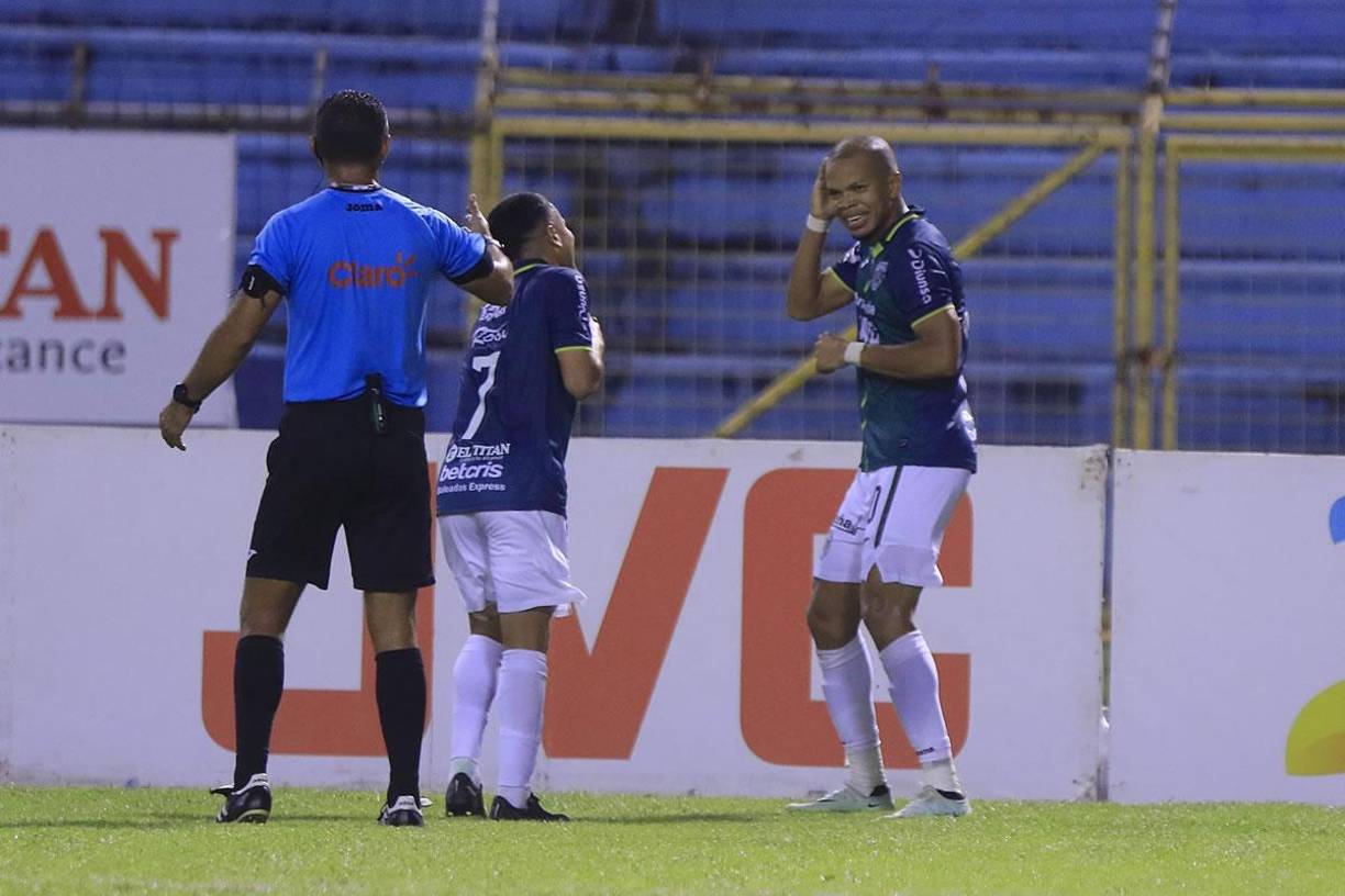 El bailecito del colombiano Edis Ibargüen con Isaac Castillo tras marcar su gol para la victoria del Marathón ante Real España.