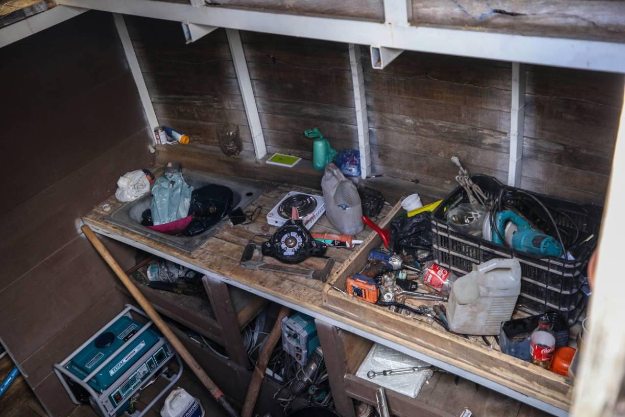 Es importante recordar que El Reparto es una zona de riesgo por los deslizamientos, lo cual comenzó a afectar la vivienda de don Marlon, razón por la cual decidió mover el barco.