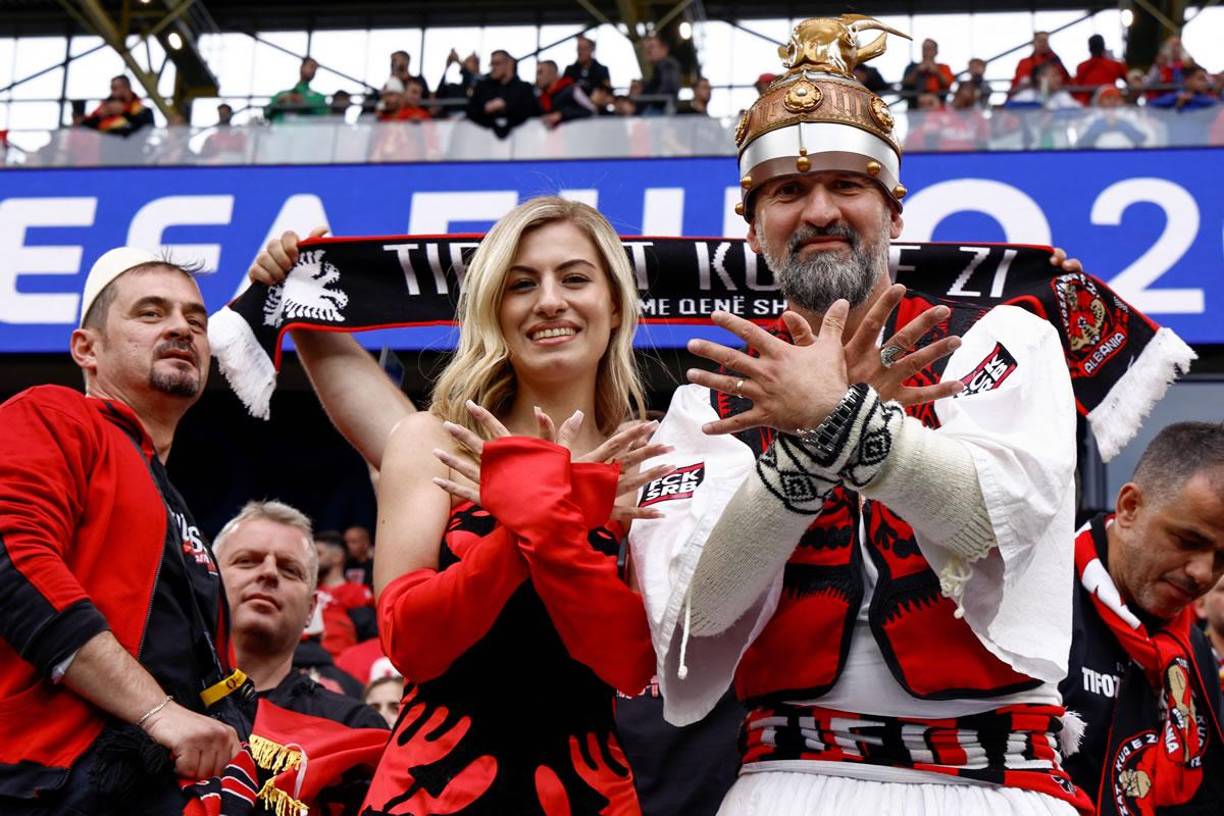 La bella aficionada albanesa junto a otros hinchas en las gradas del estadio BVB de Dortmund.