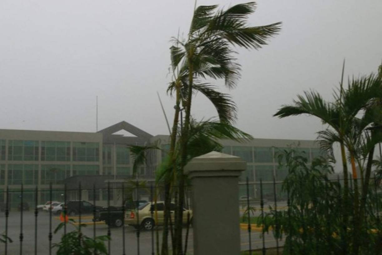 Edificio de los Tribunales de San Pedro Sula durante la lluvia que duró cerca de media hora.