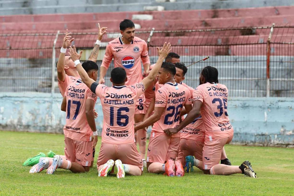 La celebración de los jugadores de Motagua tras el primer gol del partido anotado por Carlos Meléndez.