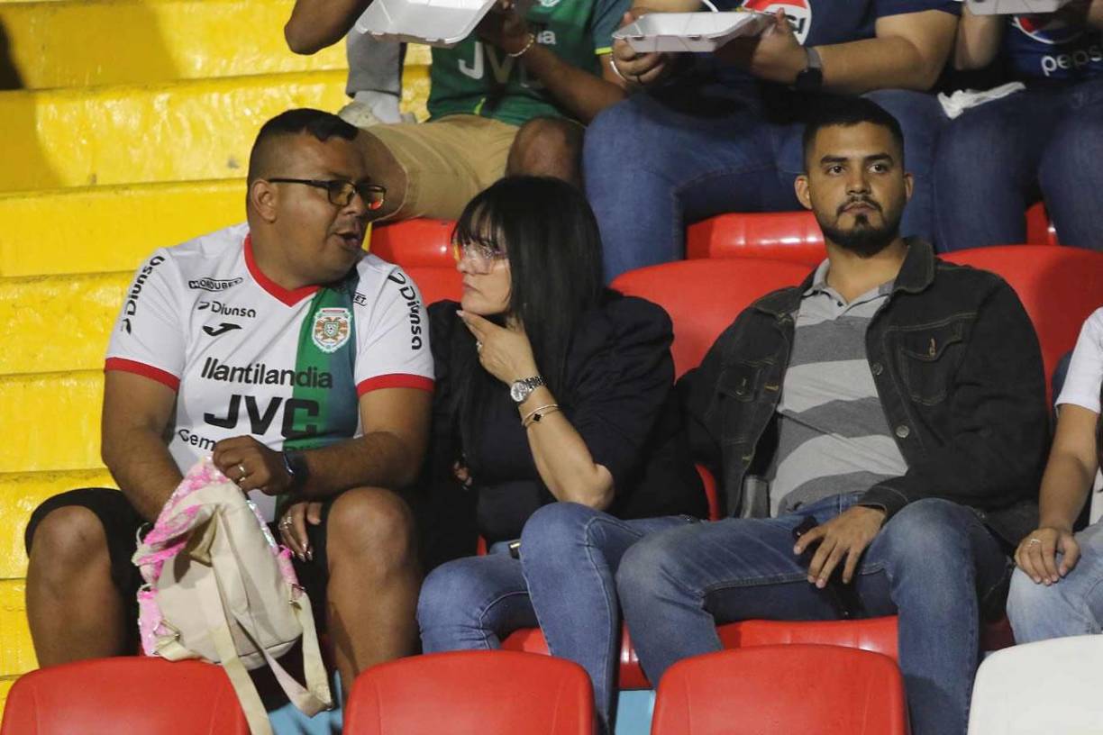 Hinchas del Marathón también se hicieron presentes en el estadio Nacional Chelato Uclés.
