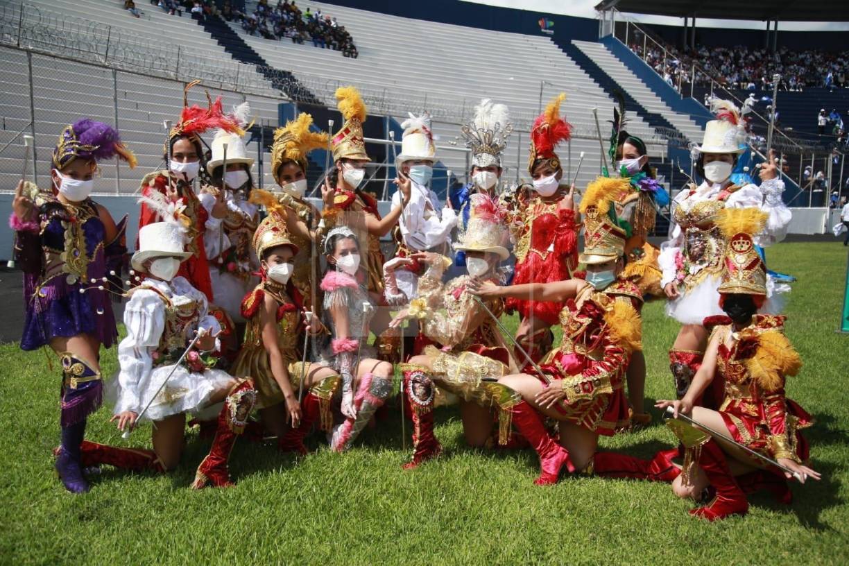 Las hermosas palillonas y sus hermosos atuendos no pudieron faltar en el desfile del 15 de septiembre.