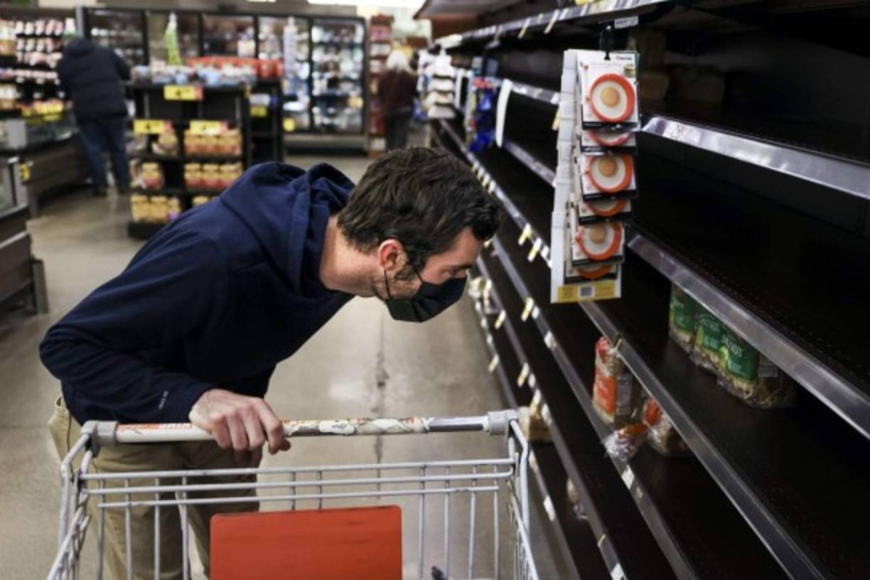 Los supermercados quedaron vacíos ante las compras masivas de cientos de personas que se llenaron de provisiones en preparación para el impacto de la tormenta.
