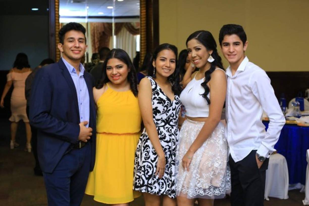 Mauricio Márquez, Nicole Cáceres, Andrea Lara, Arlett Velásquez y Carlos Contreras.