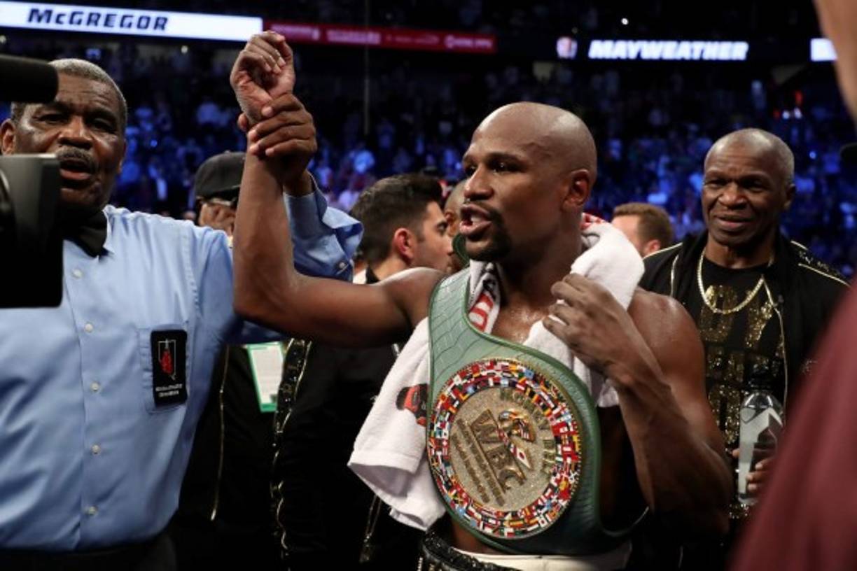 McGregor arrancó el combate con mucho ímpetu, pero su esfuerzo le acabó pasando factura con el paso de los asaltos. Mayweather, en cambio, se fue haciendo grande tras cada round y, en el décimo, el árbitro tuvo que finalizar la pelea.