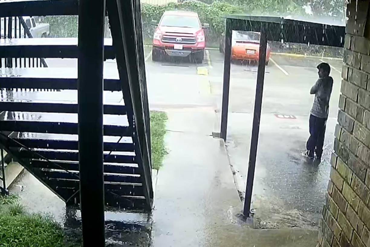 Una vez que ingresaron, le dispararon al maestro hondureño y huyeron de la escena.